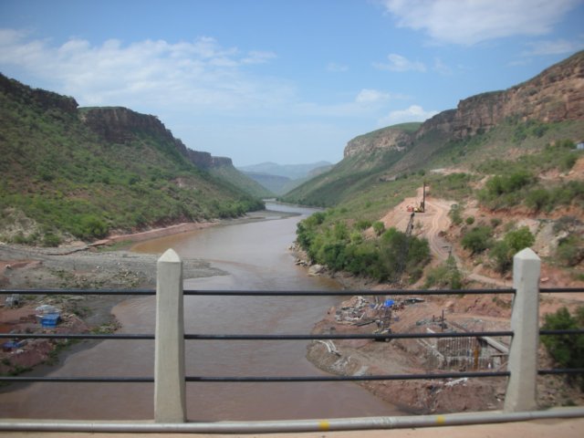 bluenilegorgetheriveris1000mbelowthemountainsoneachsidetheroadgoingdownwasparticularybadbutisbeingimprovednow.jpg