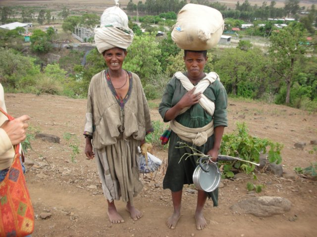 ethiopianwomeninamharalandprovincenorthernethiopiafrequentlycarrygoodsontheirheadandhavetheirhaircutshort.jpg