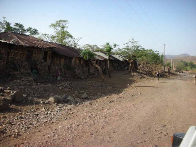 housesinethiopiaareoftenbuiltclosetotheroad.jpg