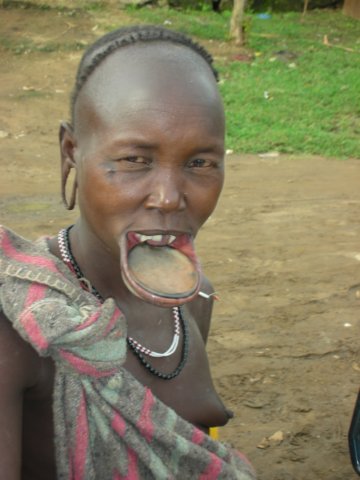 awomanfromthemursitribethelipplatesareasignofbeautyjinkaomovalleysouthethiopia.jpg