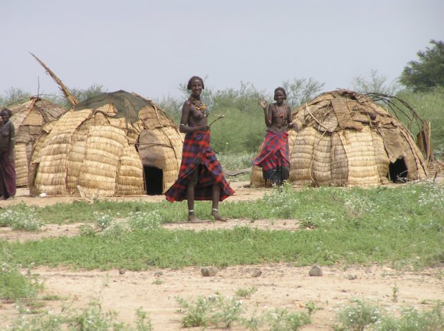 housesonthewaytokenyaintheomoriverareasouthernethiopia.jpg