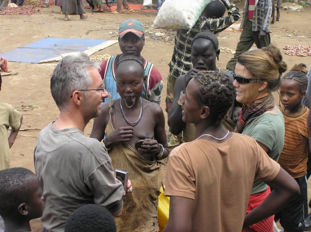 negotiatingwiththemursiwomenaboutgettingtheirpicturetakenjinkaomovalleysouthethiopia.jpg