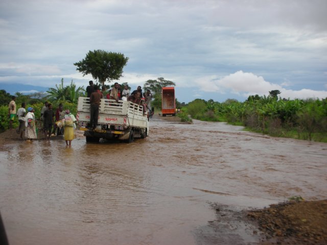 rainyseasoninsouthernethiopiatheroadgotfloodedasadambroke.jpg