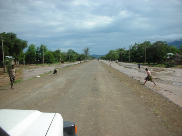therainyseasoninsouthernethiopiatherecanbequitsomefloodingasseenhereonthesideoftheroads.jpg