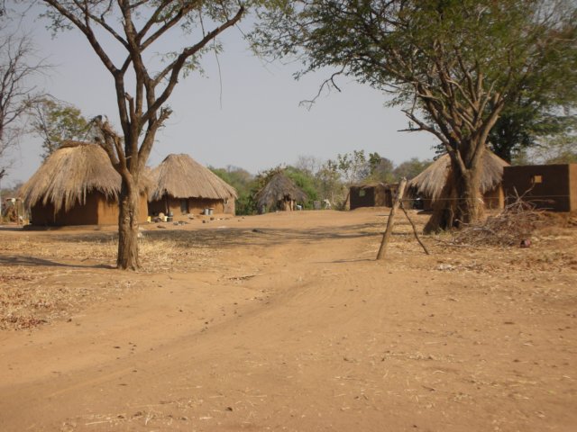 typicalzambianvillagehereenroutefromsouthluangwanationalparktolusaka.jpg