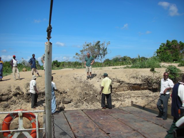 theferryfromtanzaniatomozambiqueacrosstherovumarivercannotlifttherampandthereisnopier.jpg