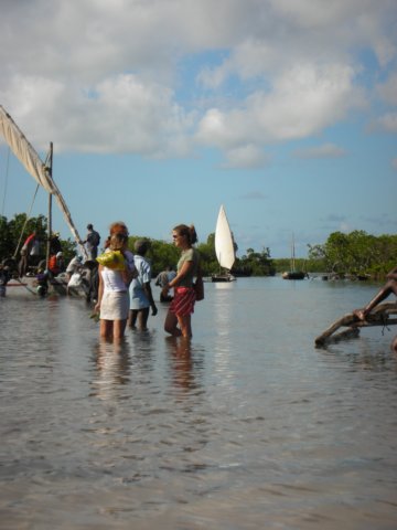 theportonthemainlandforgoingtoiboisveryshallowsoeveryonehastowalktotheboat.jpg