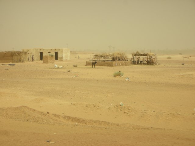 northernsudanbetweenkarimaandkhartumtypicalhousing.jpg