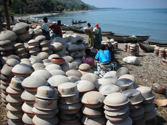 famouskisipotterycomesfromlakenyasainavillagenearmatemabeach.jpg
