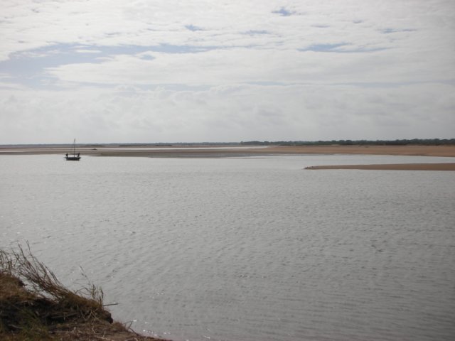 therovumariveristheborderbetweentanzaniaandmozambiqueitcanonlybecrossedwiththecarferryathightide.jpg